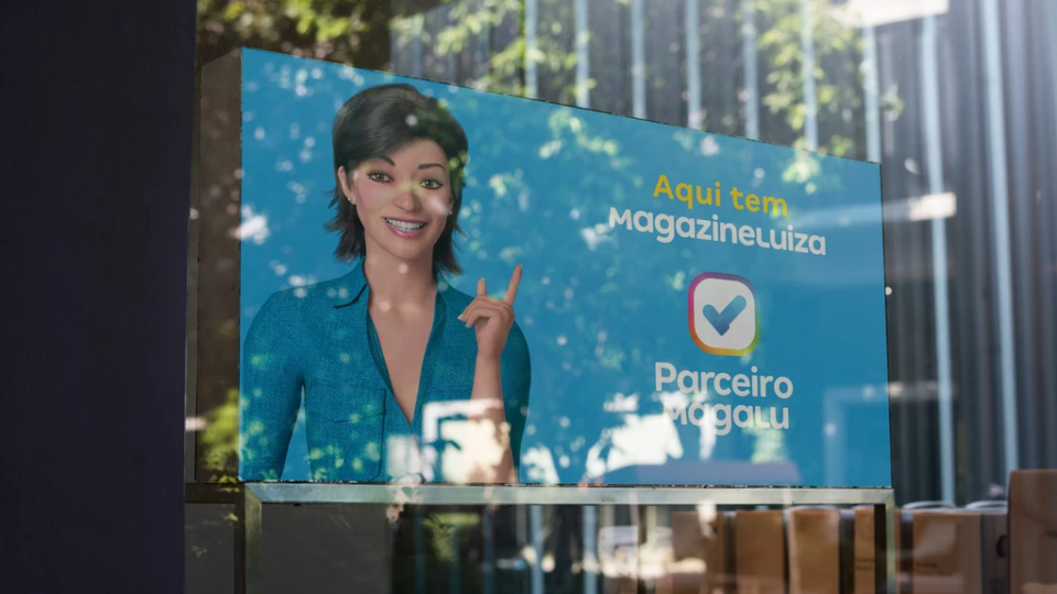 Comunicação visual do aplicativo Parceiro Magalu instalado em fachada de loja, que traz a personagem Magalu e informa que a loja é parceira