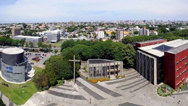 Parte do campus Curitiba da PUCPR. Na foto, capela e biblioteca