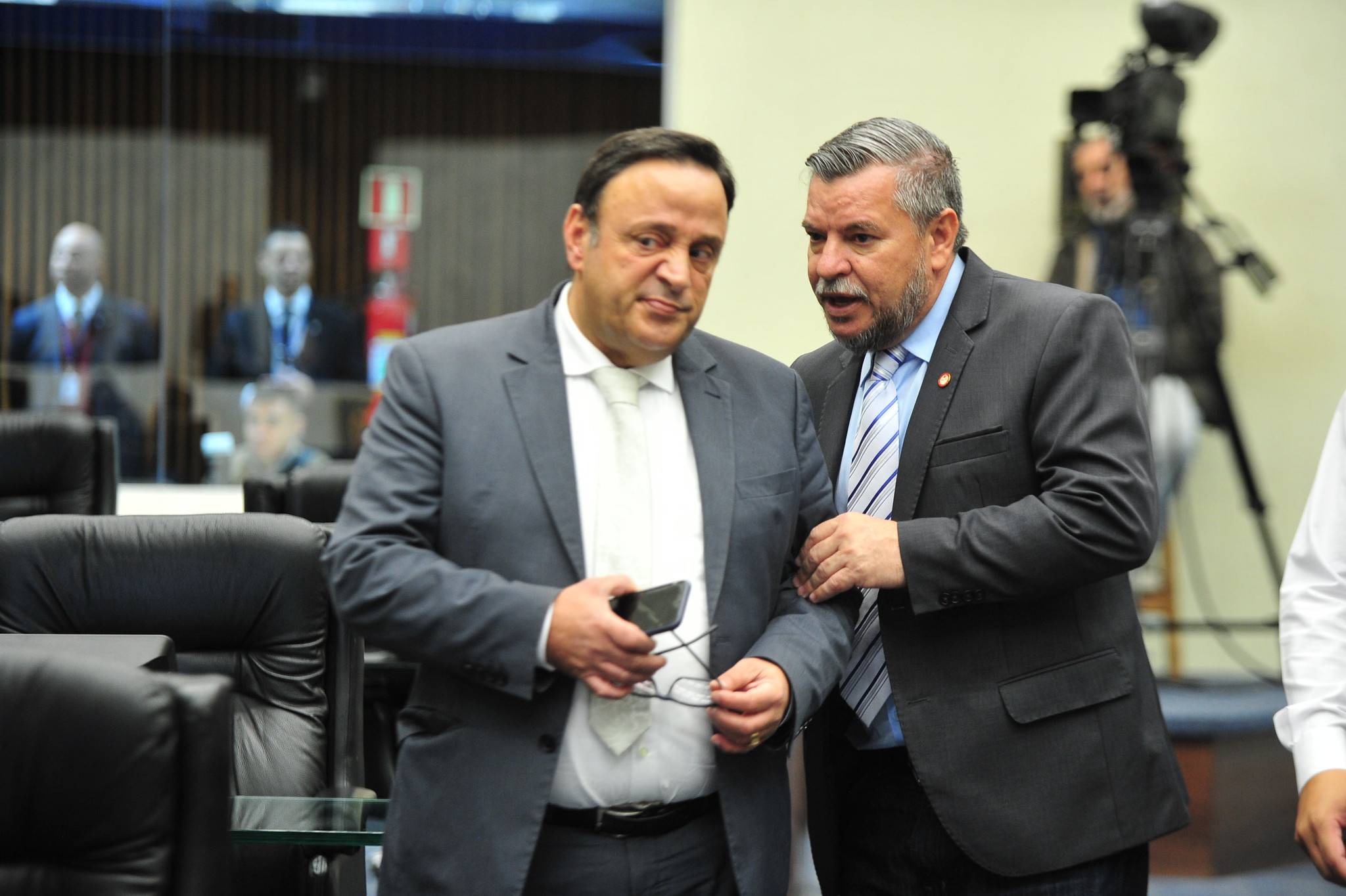 Líder do governo, Hussein Bakri (PSD), ao lado do relator da CPI da JMK, Delegado Jacovós (PR)