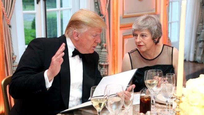 O presidente dos Estados Unidos, Donald Trump, conversa com a primeira-ministra britânica, Theresa May, durante jantar na Winfield House, residência do embaixador americano, onde Trump está hospedado durante sua visita à Londres, em 4 de junho
