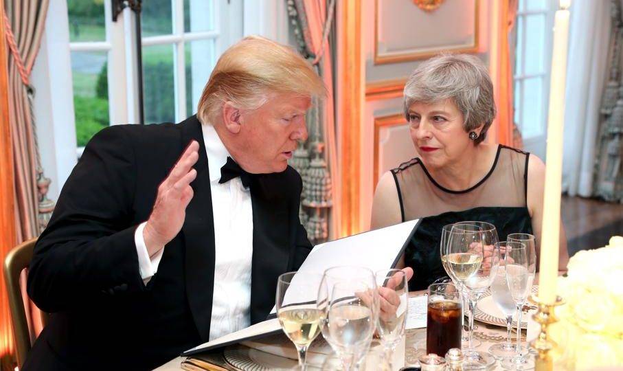 O presidente dos Estados Unidos, Donald Trump, conversa com a primeira-ministra britânica, Theresa May, durante jantar na Winfield House, residência do embaixador americano, onde Trump está hospedado durante sua visita à Londres, em 4 de junho