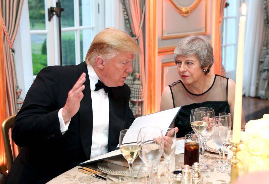 O presidente dos Estados Unidos, Donald Trump, conversa com a primeira-ministra britânica, Theresa May, durante jantar na Winfield House, residência do embaixador americano, onde Trump está hospedado durante sua visita à Londres, em 4 de junho