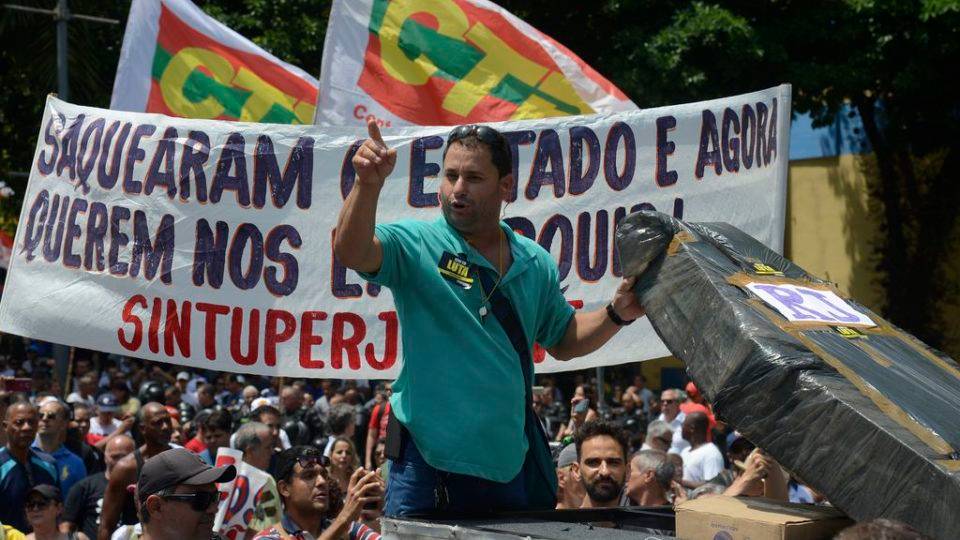 4 motivos que explicam por que os estados precisam estar na reforma da Previdência Manifestantes protestam na Assembleia Legislativa (Alerj), centro da capital fluminense, contra o pacote de corte de gastos do governo do estado.
