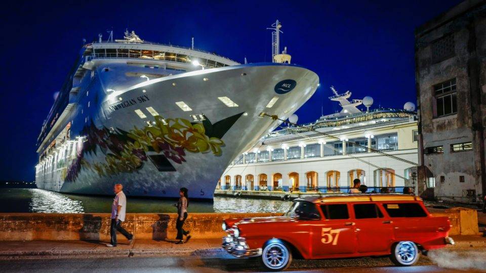 Governo Trump restringiu as visitas turísticas dos americanos a Cuba, com o objetivo de reduzir o fluxo de dólares para