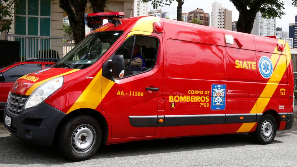 Menina morre ao levar marteladas do irmão na região de Curitiba Menina chegou a ser socorrida pela ambulância do Siate, mas não resistiu aos ferimentos causados pelo martelo.