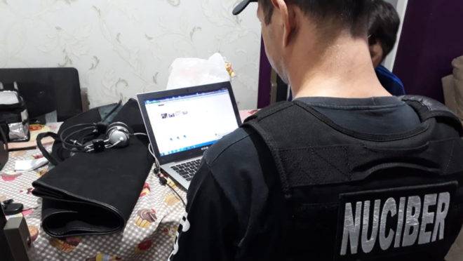 Polícia Civil prendeu dois homens suspeitos de armazenar imagens de abuso infantil.