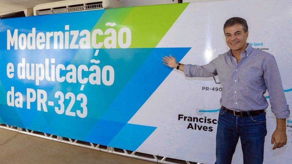 Richa em foto do dia 4 de abril, quando liberou recursos para obras de duplicação da PR-323. | AEN/Divulgação/ AEN/Arquivo