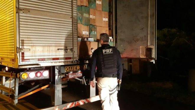 Apreensão de cigarros da PRF na BR-163 em Marechal Cândido Rondon (PR). Carga ilícita iria para Tupã (SP).