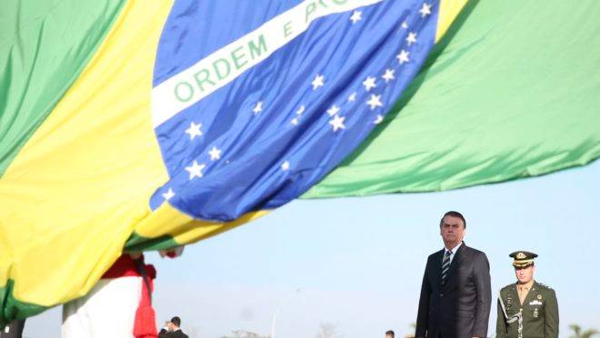 O Presidente da República, Jair Bolsonaro, participa da cerimônia de hasteamento da Bandeira Nacional, na área externa do Palácio da Alvorada.