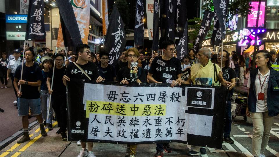Será o fim da Hong Kong que conhecemos? Ativistas marcham em Hong Kong em memória ao massacre dos estudantes ocorrido no dia 4 de junho de 1989 em Pequim.