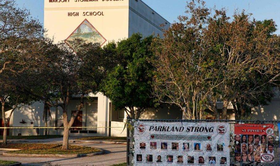 Policial que não agiu em tiroteio na escola em Parkland é preso por negligência Foto de 27 de fevereiro de 2018 da Marjory Stoneman Douglas High School, escola onde um atirador deixou 17 pessoas mortas em fevereiro de 2018