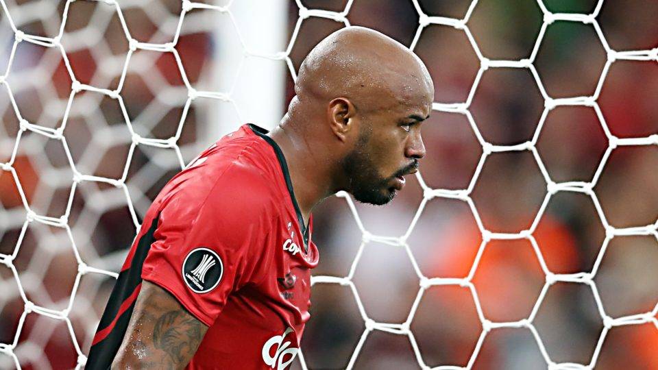 Athletico contrata advogados de Neymar para livrar dupla de punição por doping Thiago Heleno, zagueiro do Athletico.