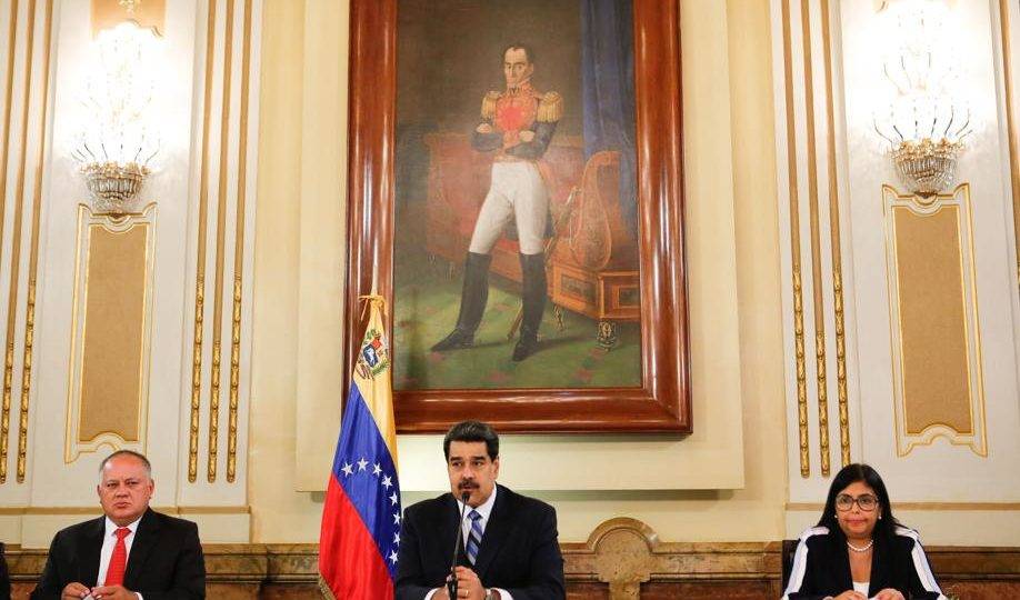 Quando Maduro sair, “mais de 40 pessoas” vão querer o seu lugar, diz Mike Pompeo O ditador da Venezuela, Nicolás Maduro, discursa ao lado de sua vice, Delcy Rodriguez, e do presidente da Assembleia Nacional Constituinte, Diosdado Cabello, no Palácio de Miraflores, em Caracas, 4 de junho