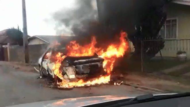 Carro pega fogo em Curitiba