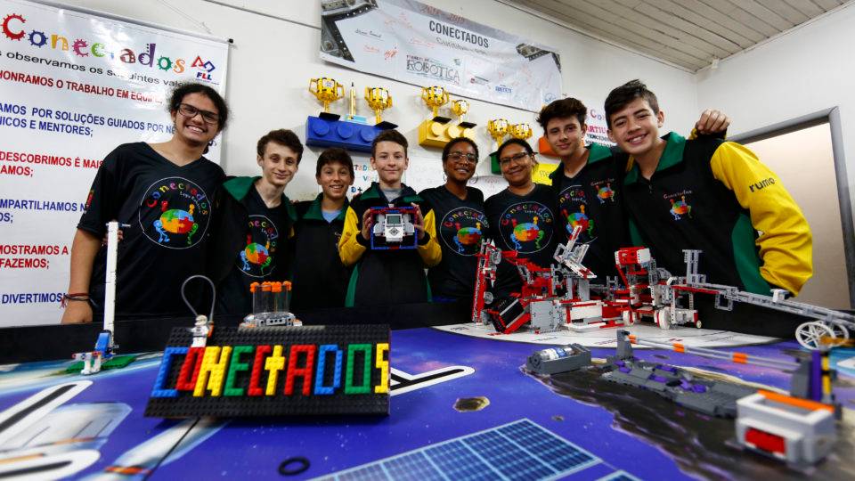 Escola pública de Curitiba vai representar o Brasil em torneio mundial de ciências da Lego Alunos da equipe Conectados da Escola Municipal Coronel Durival de Britto e Silva, que se classificou para um concurso internacional de ciências promovido pela Lego no Líbano.