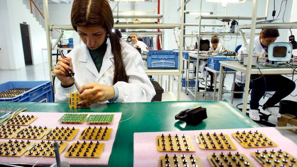 Tecnologia puxa para baixo a indústria, que já está em recessão Industria especializada em componentes eletrônicos automotivos em Curitiba.