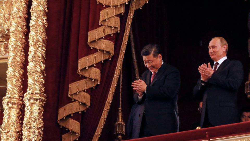 China e Rússia se aproximam, mas a relação entre eles não é a de ‘melhores amigos’ O presidente russo, Vladimir Putin, e o presidente chinês, Xi Jinping, participam de uma noite de gala dedicada ao 70º aniversário do estabelecimento de relações diplomáticas entre Rússia e China no Teatro Bolshoi, em Moscou