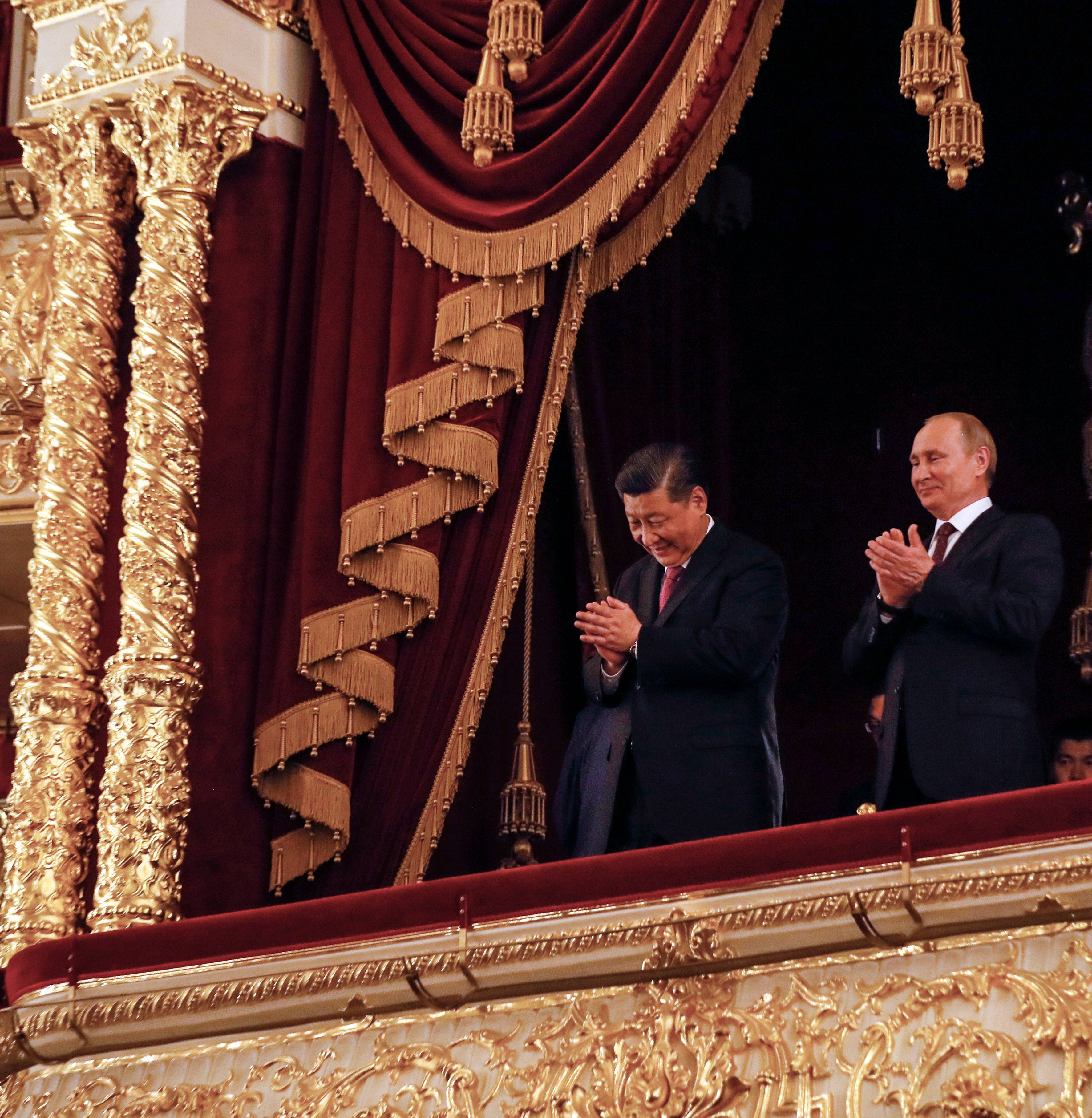 O presidente russo, Vladimir Putin, e o presidente chinês, Xi Jinping, participam de uma noite de gala dedicada ao 70º aniversário do estabelecimento de relações diplomáticas entre Rússia e China no Teatro Bolshoi, em Moscou
