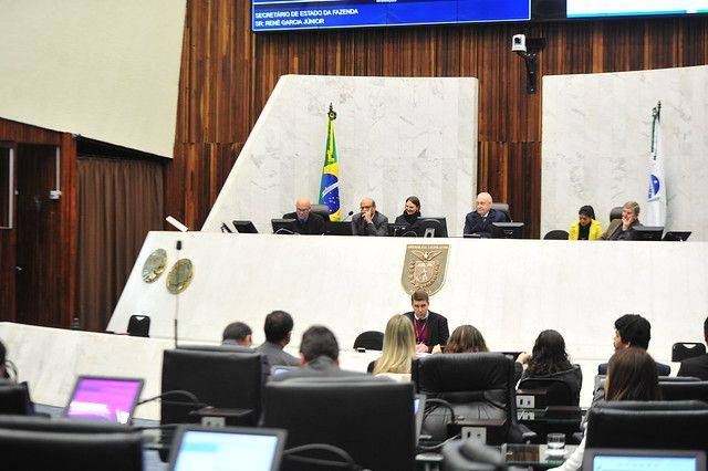 Deputados criticam bloqueio de verbas a universidades. “Não posso dar cheque em branco”, diz secretário Prestação de contas foi realizada na Assembleia Legislativa do Paraná.