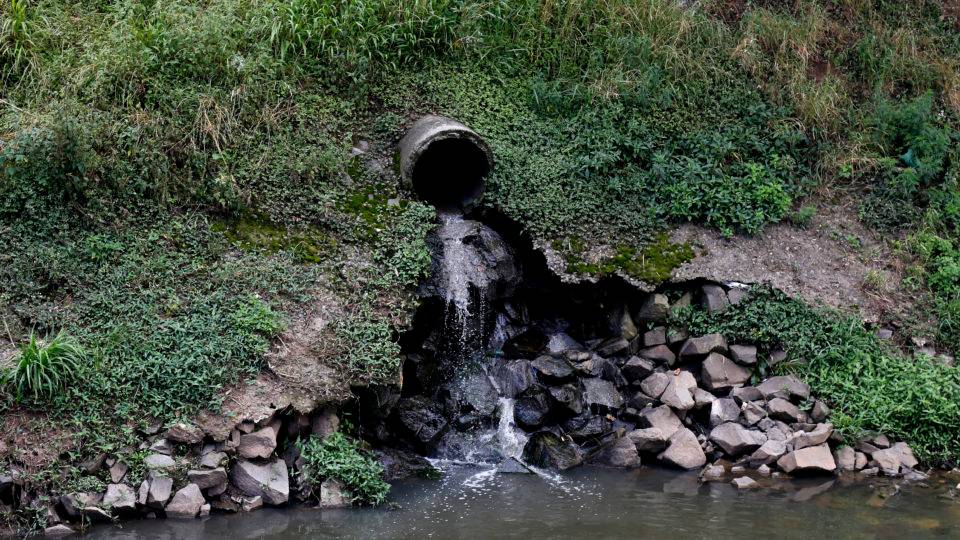 Senado aprova projeto que facilita investimentos privados no saneamento Esgoto cai em rio.