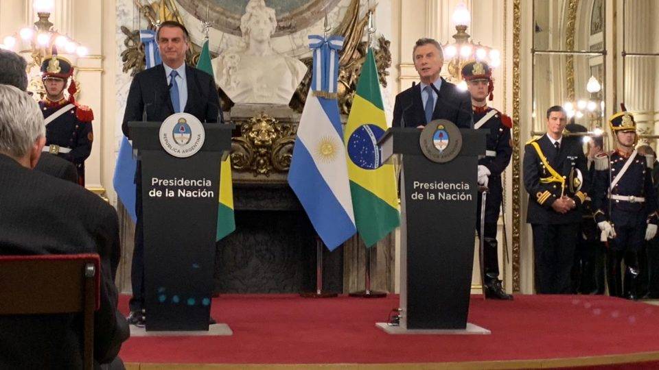 Bolsonaro e Macri dizem que acordo do Mercosul e União Europeia está prestes a ser assinado Bolsonaro e o presidente da Argentina, Mauricio Macri, em pronunciamento conjunto na Casa Rosada, sede do governo argentino.