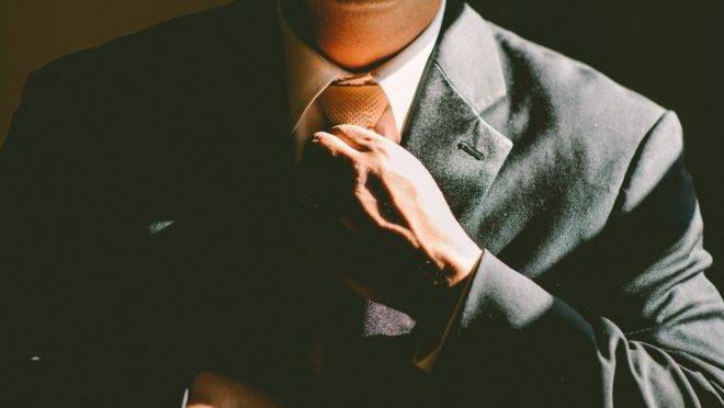 O rent-seeking distorce as decisões públicas e distorce o mercado, reduzindo a competição e beneficiando pequenos grupos em detrimento da comunidade em geral.