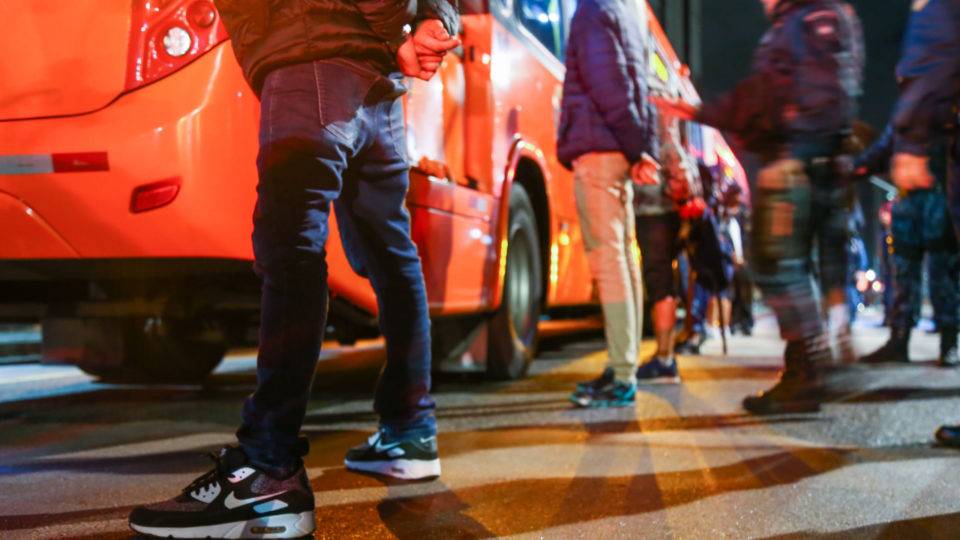 Da igreja para a delegacia: GM barra fura-catracas em ônibus após culto em Curitiba Guarda Municipal de Curitiba aborda grupo de jovens que não pagou passagem de ônibus após culto em igreja evangélica
