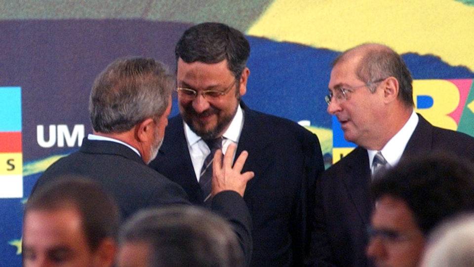 Propina da Odebrecht torna Lula, Palocci e Paulo Bernardo réus em novo processo Registro de 2006 mostra os então ministros Antônio Palocci e Paulo Bernardo com o então presidente Luiz Inácio Lula da Silva
