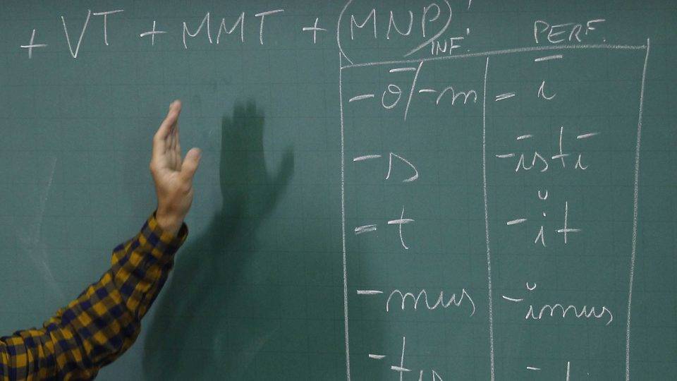 Governo propõe acabar com cargos e terceirizar atividades em universidades estaduais Sala de aula