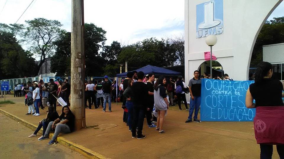 Juiz concede multa diária de R$ 5 mil por aluno que ocupar universidade do MS Imagem postada em rede social pelo DCE da UFMS mostra os portões fechados, no dia 15 de maio.