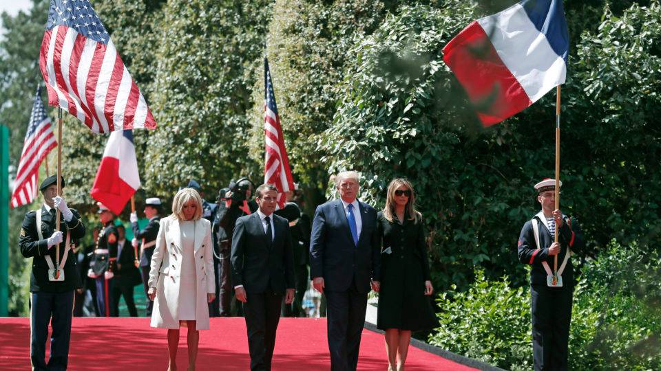 A França comemora um Dia D cheio de paradoxos Os presidentes dos EUA, Donald Trump, e da França, Emmanuel Macron, acompanhados das respectivas primeiras-damas, durante cerimônia do 75.º aniversário do Dia D.