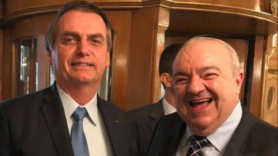 Áreas de ocupação, BRT, novos acordos e Smart City: o que Greca está fazendo na Argentina Jair Bolsonaro e Rafael Greca posam para foto
