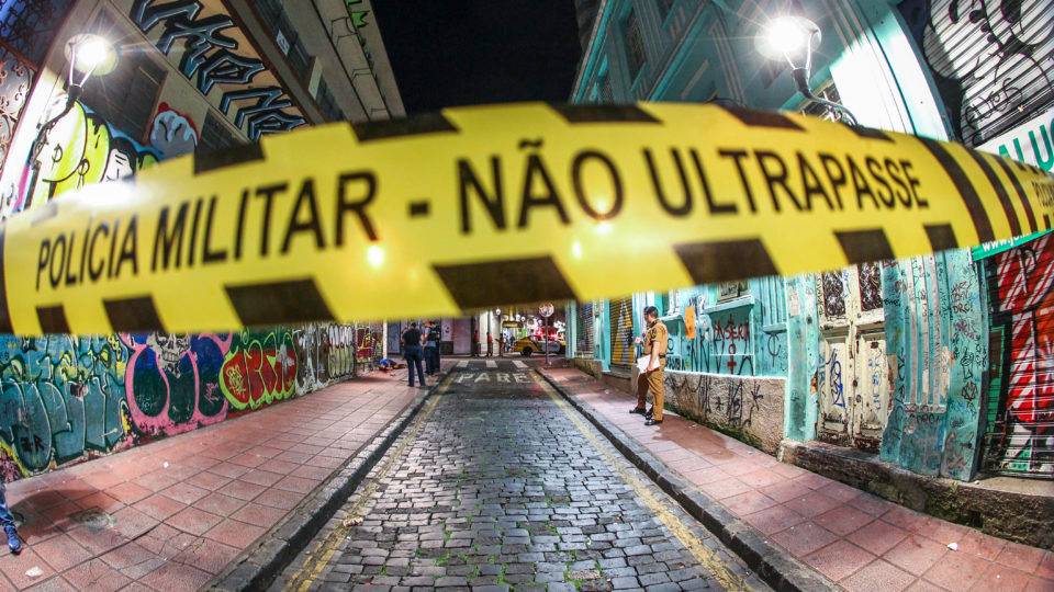 Paraná é o único estado com taxa de assassinatos de negros menor do que a de não negros Faixa de não ultrapasse da Polícia Militar do Paraná