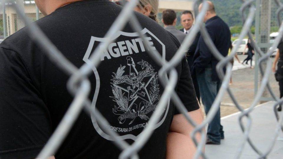 Santa Catarina autoriza concurso para agente penitenciário com 600 vagas O cargo exige o nível superior em qualquer área de atuação.