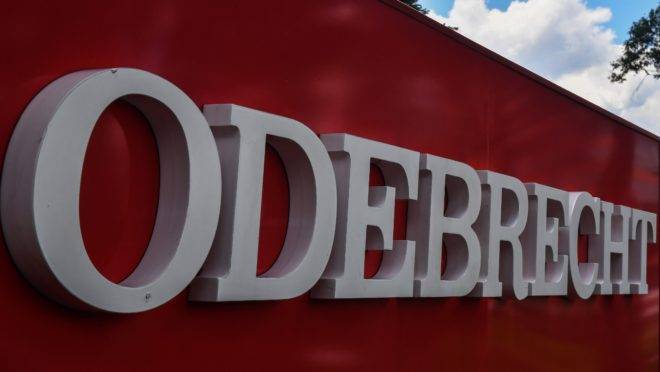 Logomarca da Odebrecht em uma placa