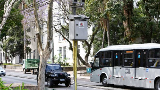 Radar instalado em rua de Curitiba.