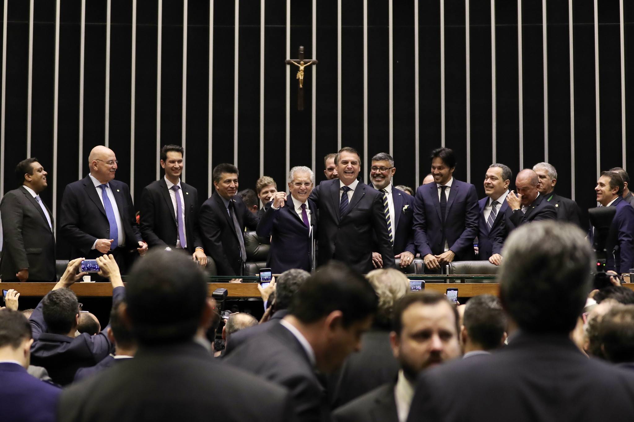 (Brasília - DF, 29/05/2019) Presidente Jair Bolsonaro cumprimenta Carlos Alberto de Nóbrega durante homenagem ao artista no plenário da Câmara dos Deputados.\rFotos: Marcos Corrêa/PR