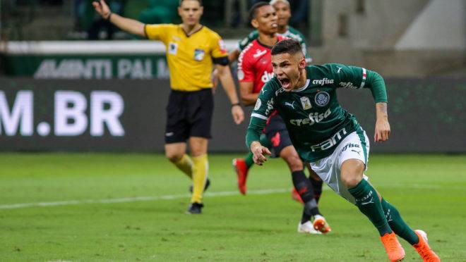 Raphael Veiga comemora seu gol durante a partida entre Palmeiras x Athletico, realizada no Allianz Parque, válida pela 8ª rodada do Campeonato Brasileiro 2019.