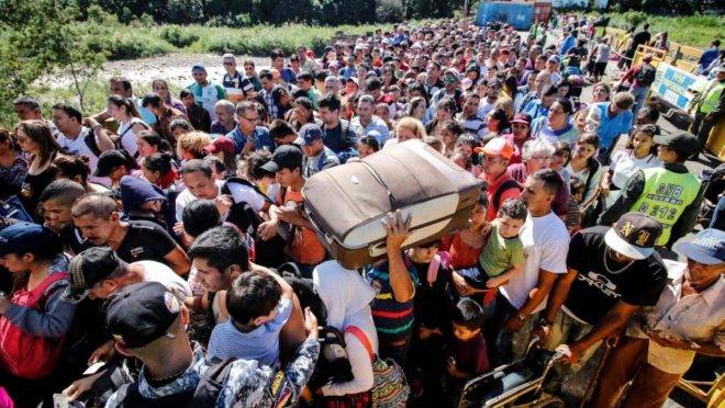 A imagem mostra pessoas fazendo fila para atravessar a ponte internacional Simon Bolívar de San Antonio del Tachira, na Venezuela, para Cucuta, na Colômbia, para comprar mercadorias devido à falta de suprimentos em seu país, neste sábado, em 8 de junho de 2019. Foto: Schneyder Mendoza | AFP.