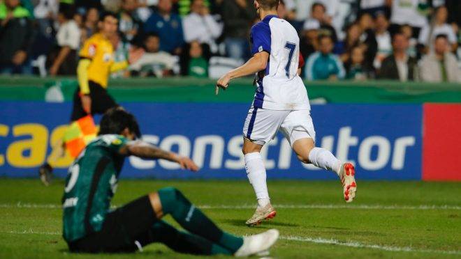 João Pedro comemora o primeiro gol do Paraná. Foto: Hedeson Alves/Gazeta do Povo