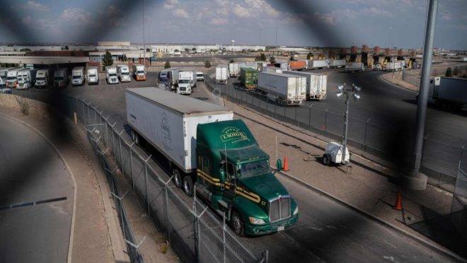 A imagem mostra um caminhão seguindo dos EUA para o México: além de aumentar a venda de produtos para o país vizinho, os americanos querem maior fiscalização na fronteira.