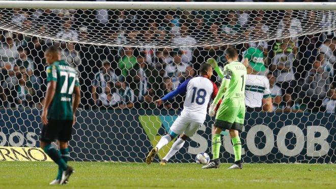 Jenison (camisa 18) quando marcou o gol contra o Coritiba. Foto: Hedeson Alves/Gazeta do Povo