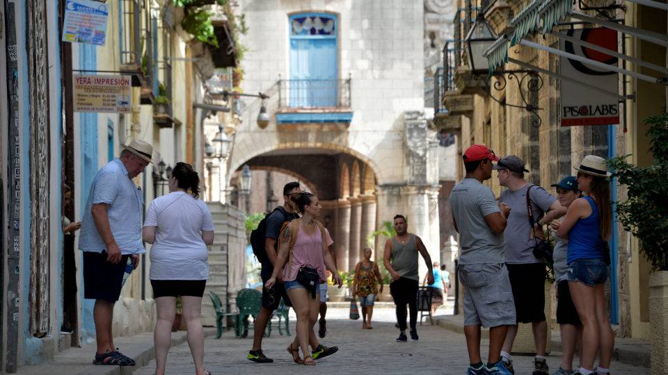 Economia de Cuba está se deteriorando. O país vai reviver o período especial? Turistas visitam Havana, Cuba