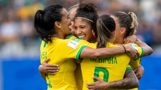 Cristiane do Brasil comemora após marcar gol (3-0), terceira dela, durante uma partida entre Brasil e Jamaica.