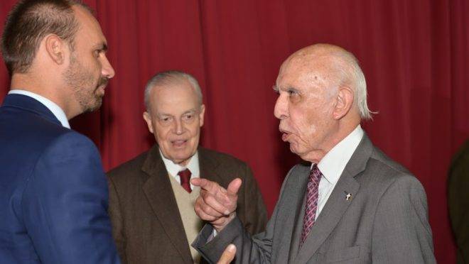 Eduardo Bolsonaro conversa com Dom Bertrand e Adolpho Lindenberg em evento do Instituto Plínio Corrêa de Oliveira