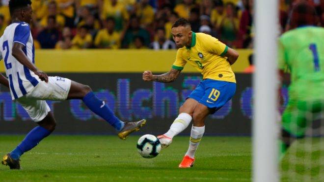 Everton jogou nesse domingo no amistoso da seleção e é um dos mais cotados para ser negociado durante a competição. (Photo by Jeferson Guareze / AFP)