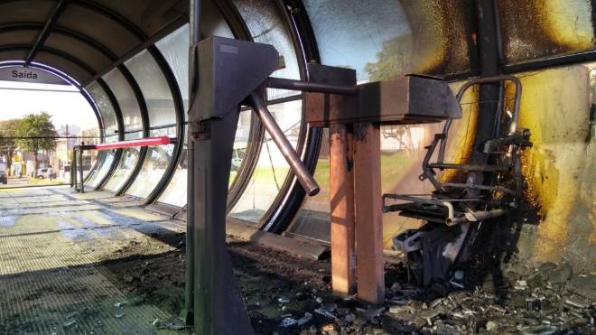 Estação-tubo Vila São Pedro, no bairro Xaxim, em Curitiba, destruída por incêndio.