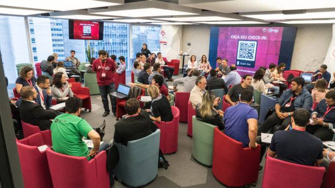 Reunião no Inovabra habitat, incubadora de startups do banco Bradesco.