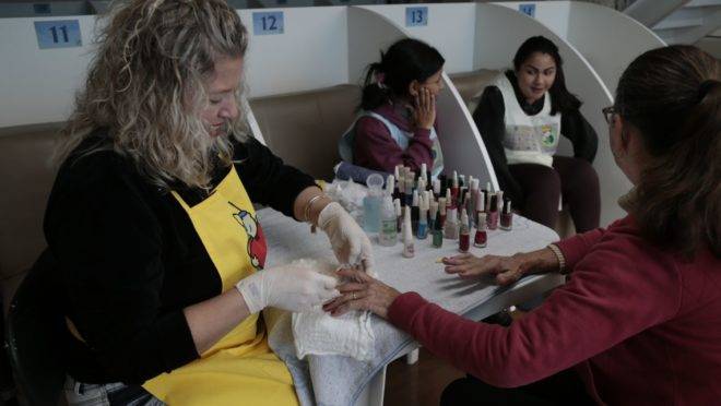 Olinda Rodrigues faz trabalho como manicure voluntária no Hospital Pequeno Príncipe