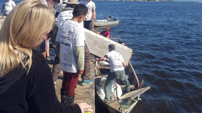 Geladeira é retirada do mar no mutirão de limpeza em Guaratuba.
